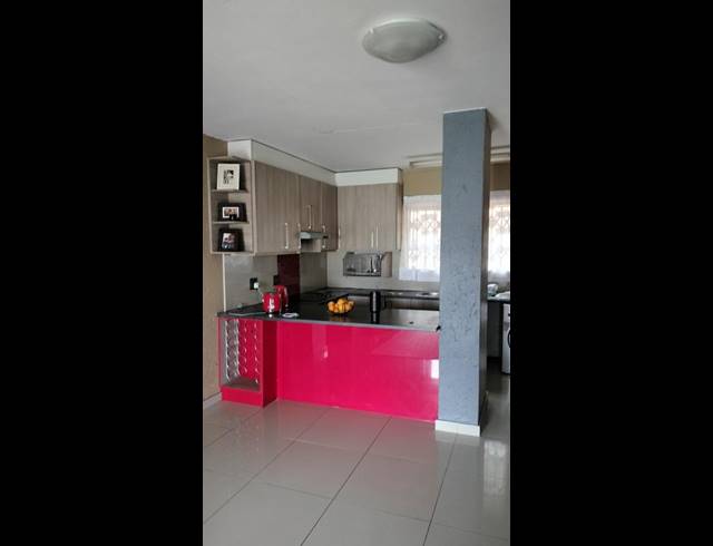 2 BEDROOM TOWNHOUSE FOR SALE IN GLENVISTA